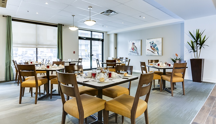 Salle à manger avec service aux tables